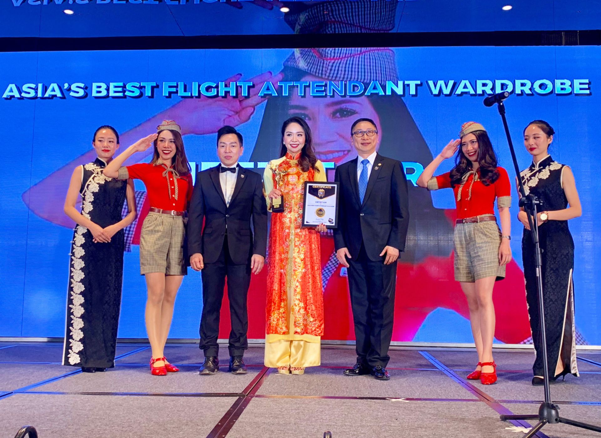 Đồng phục hàng không đẹp nhất Châu Á 2018: Câu chuyện Vietjet Air & mattana 1 dong-phuc-hang-khong-dep-nhat-chau-a (1)